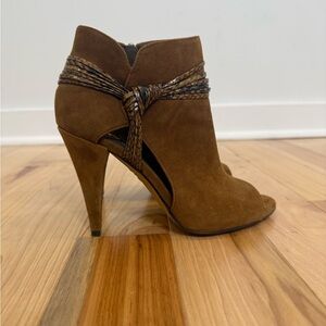 Carlos by Carlos Santana Brown Suede Peep-Toe Booties – Size 7